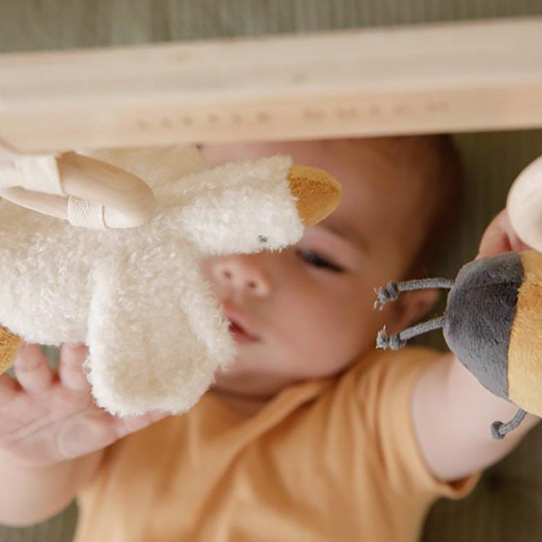 https://www.naturalbabyshower.co.uk/cdn/shop/products/little-dutch-wooden-baby-gym-little-goose-lifestyle-3_1800x1800.jpg?v=1699407291