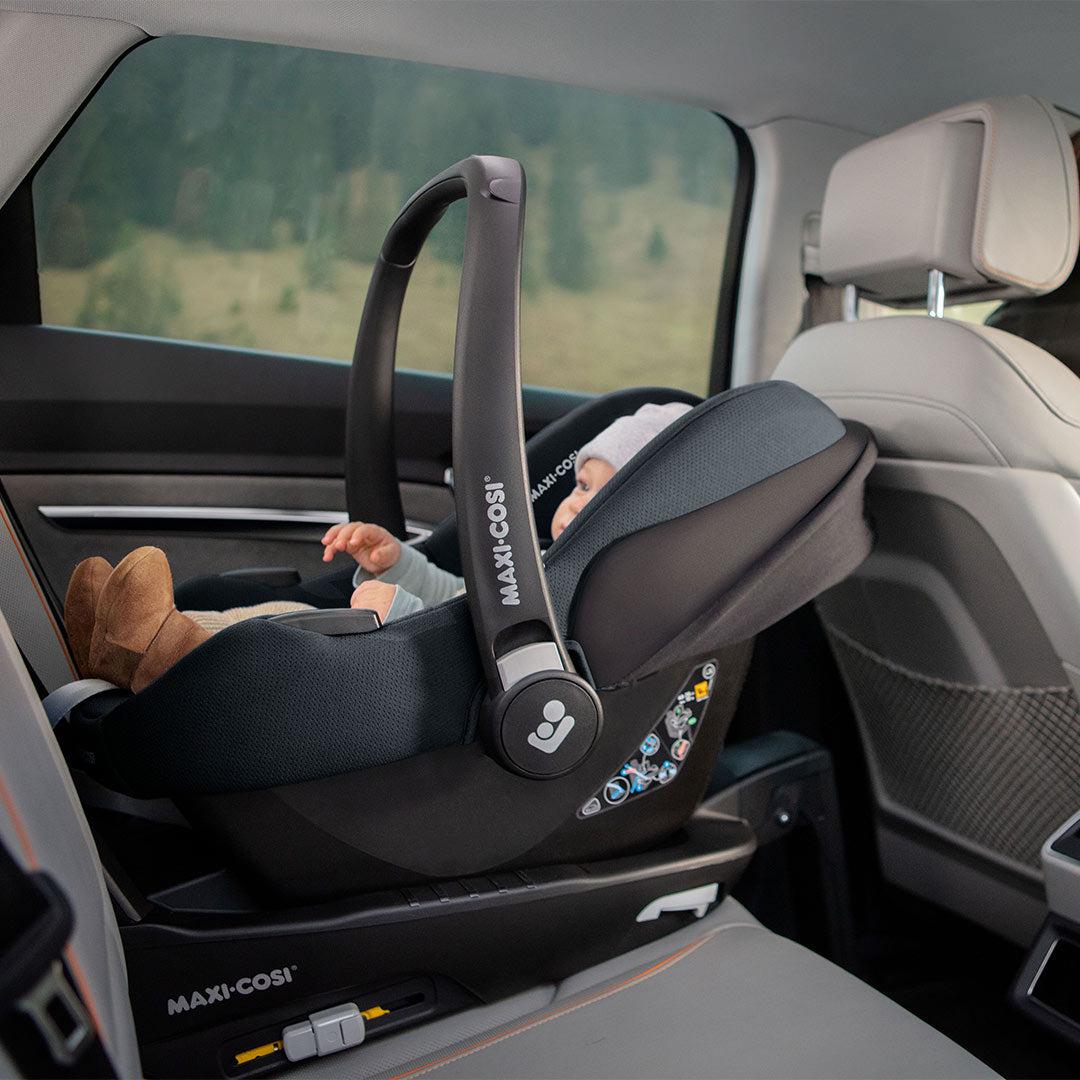 https://www.naturalbabyshower.co.uk/cdn/shop/products/maxi-cosi-cabriofix-i-size-car-seat-essential-graphite-lifestyle_1800x1800.jpg?v=1699429273